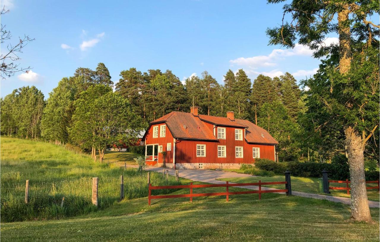 Nice Home In Mantorp With Kitchen Buitenkant foto
